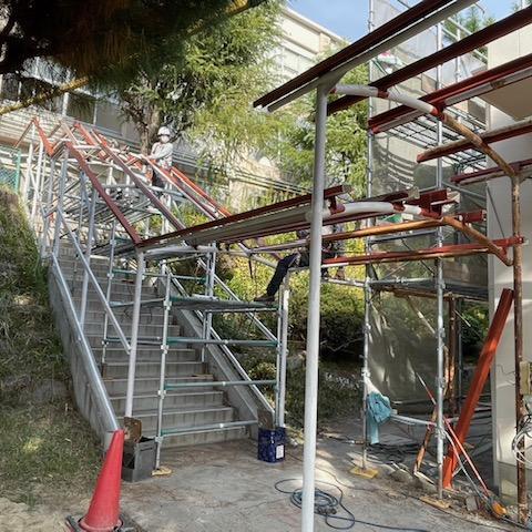 岡崎北高校開放渡り廊下　改修建築工事　鉄骨取付
